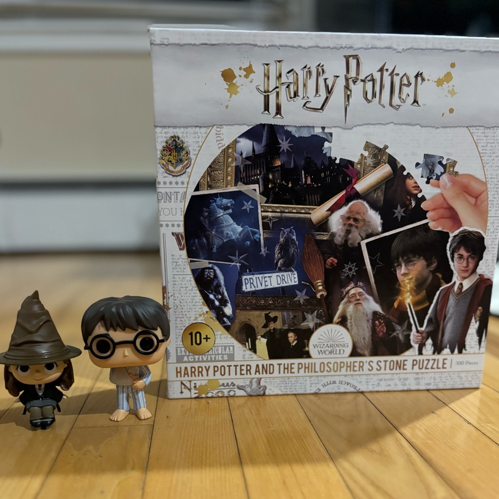 Harry Potter unique circular 500 piece puzzle and 2 funko pops
